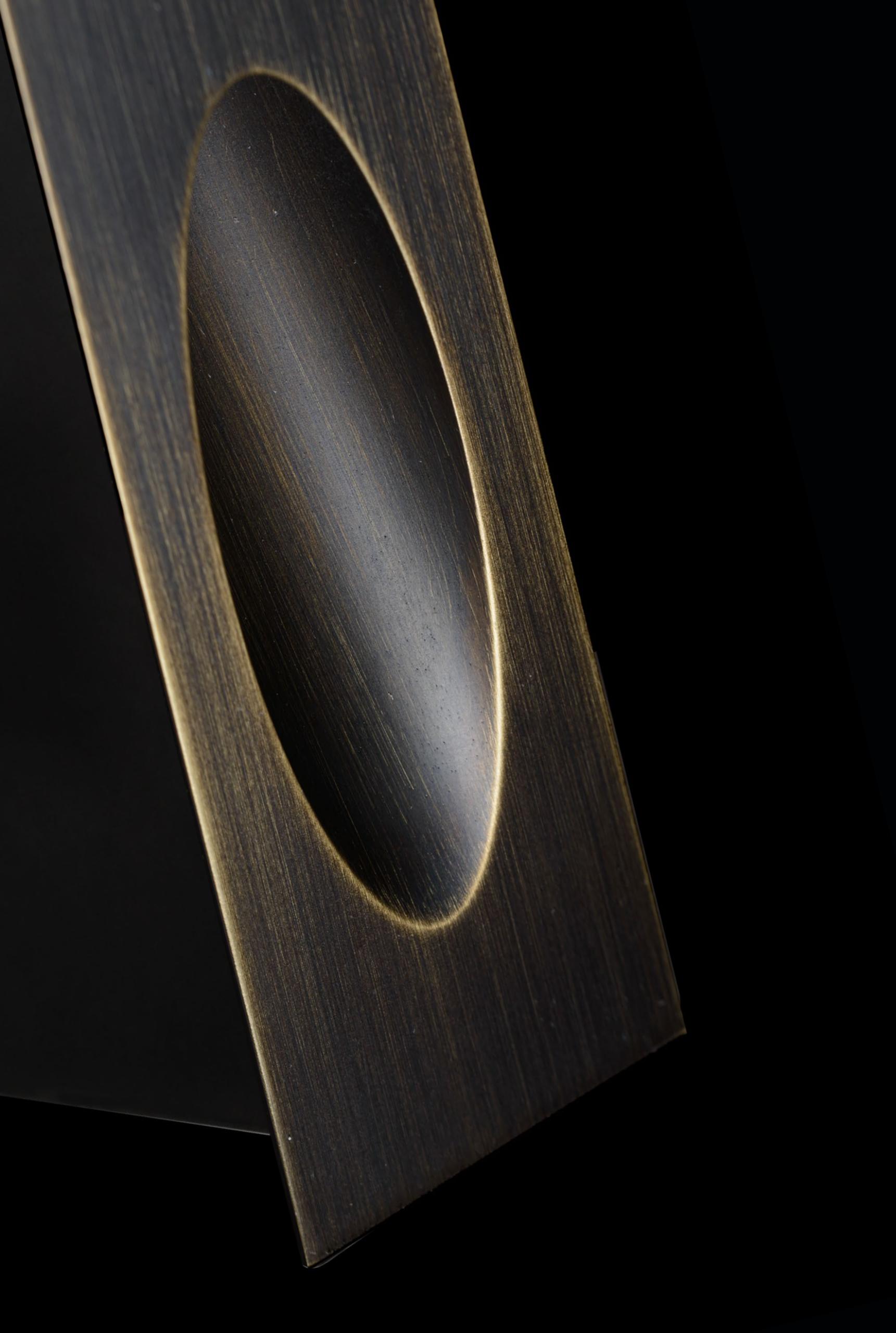 Unonovesette_Dark_Aged_Bronze