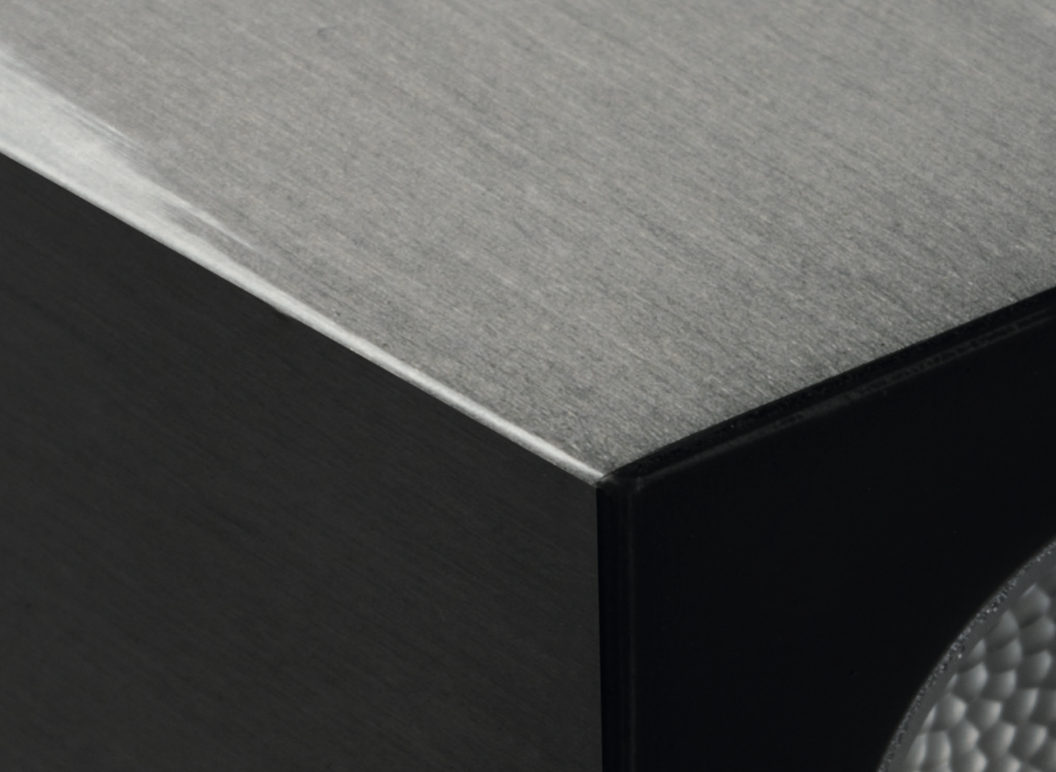 Unonovesette_Detail_Metal